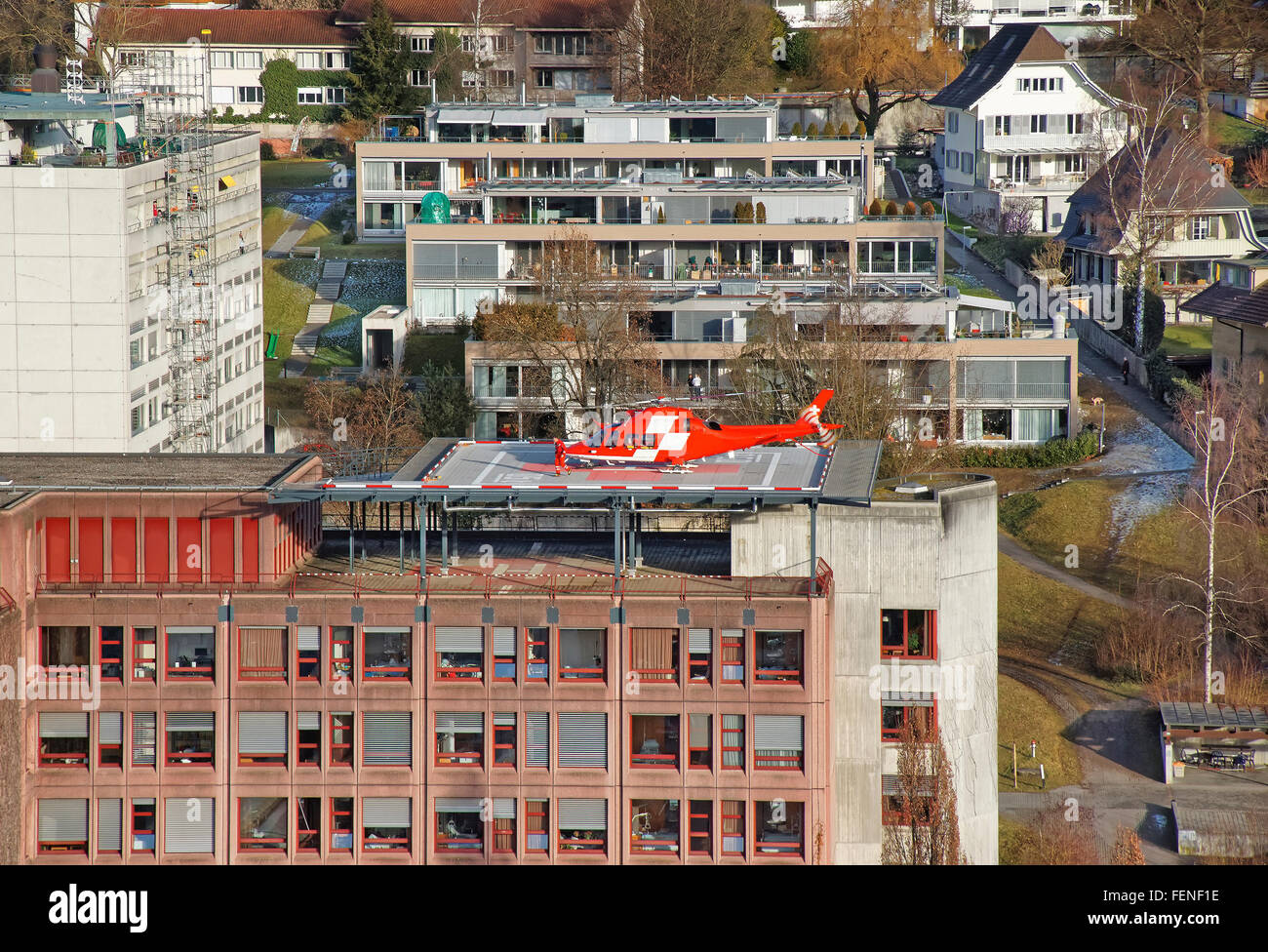 THUN, Svizzera - 1 gennaio 2014: di atterraggio per elicotteri sul tetto dell'ospedale della città di Thun. Thun è una città del cantone di Berna in Svizzera dove il fiume Aare scorre fuori del Lago di Thun. Foto Stock