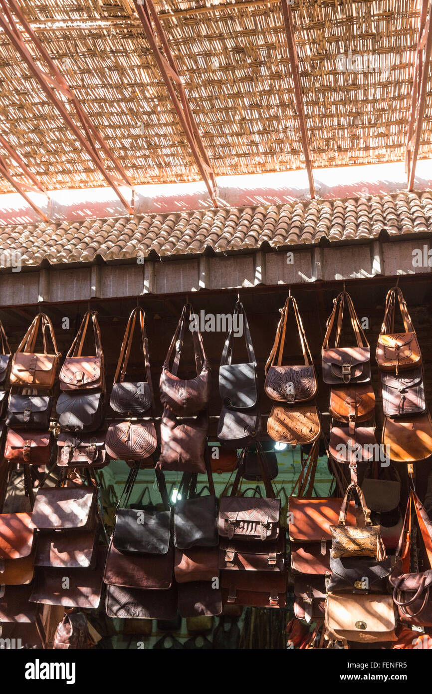 Marrakech marocco souk vecchio souk medina borsette in cuoio Foto Stock