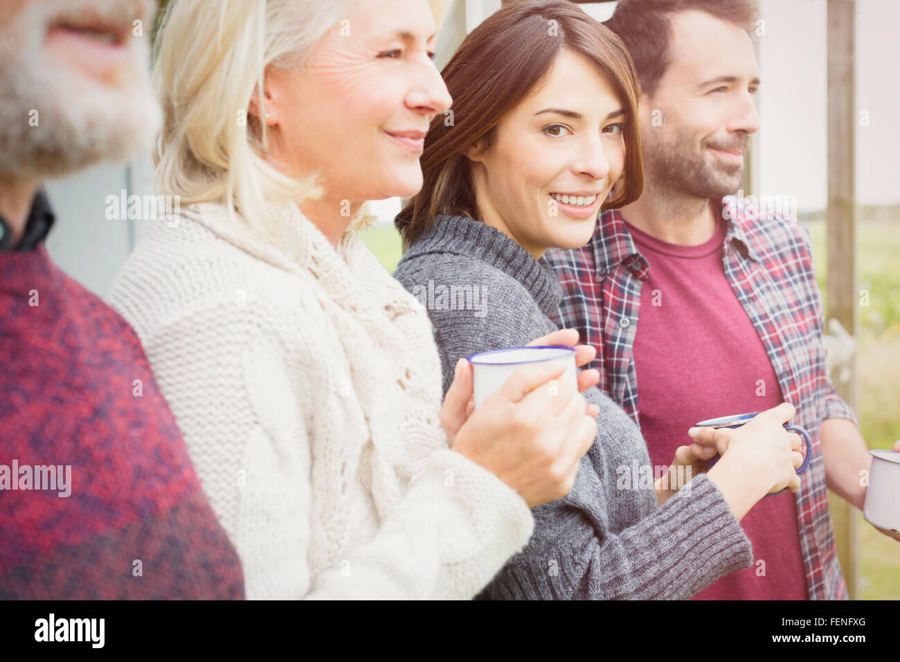Ritratto di donna sorridente di bere il caffè con il marito e i genitori Foto Stock