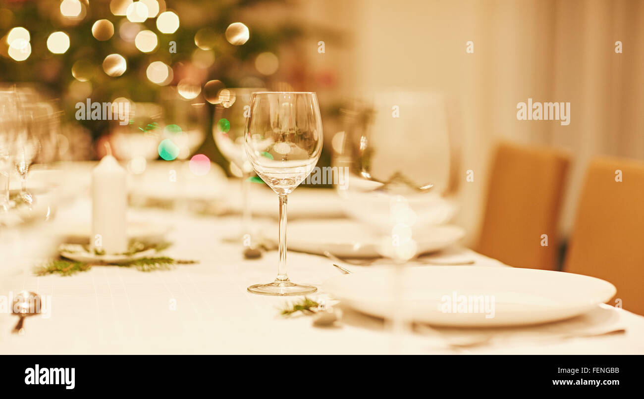 Impostazione tabella a Natale con luci in background Foto Stock