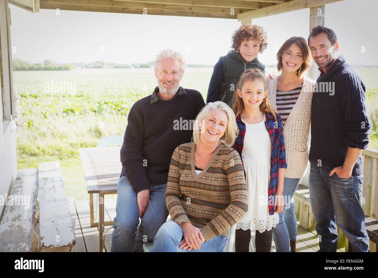 Ritratto sorridente multi-generazione famiglia sul portico Foto Stock