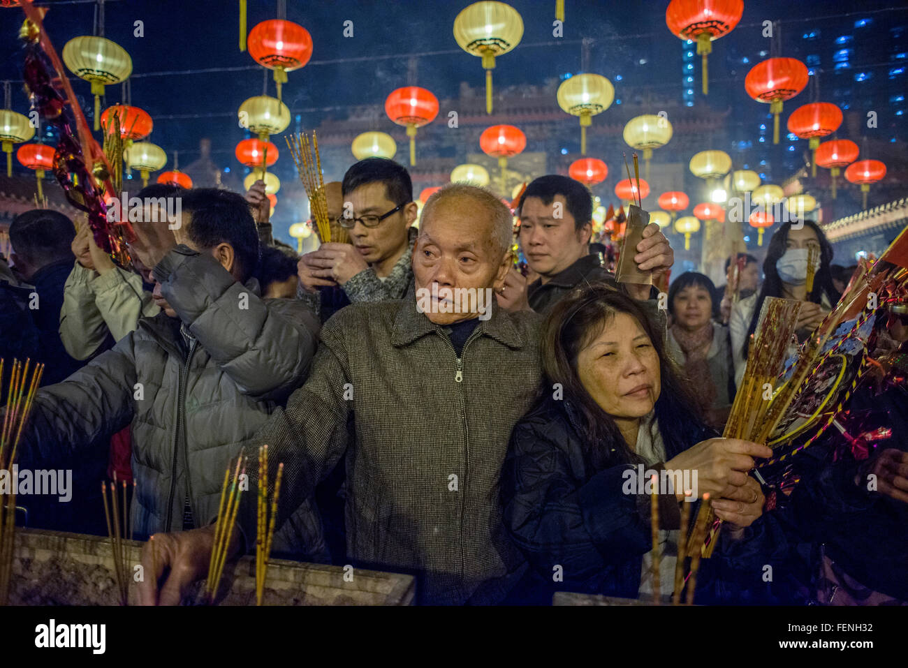 Persone che pregano a Wong Tai Sin temple sul nuovo anno cinese la sera di febbraio 07, 2016 a Hong Kong. Foto Stock