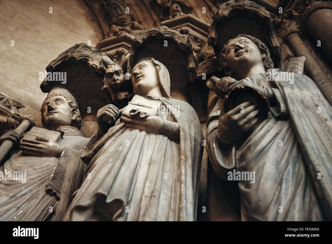 Sfondo gotico con antichi santi e Chimera. Le sculture e i dettagli di architettura del Duomo Saint-Germain l'Auxerrois. P Foto Stock