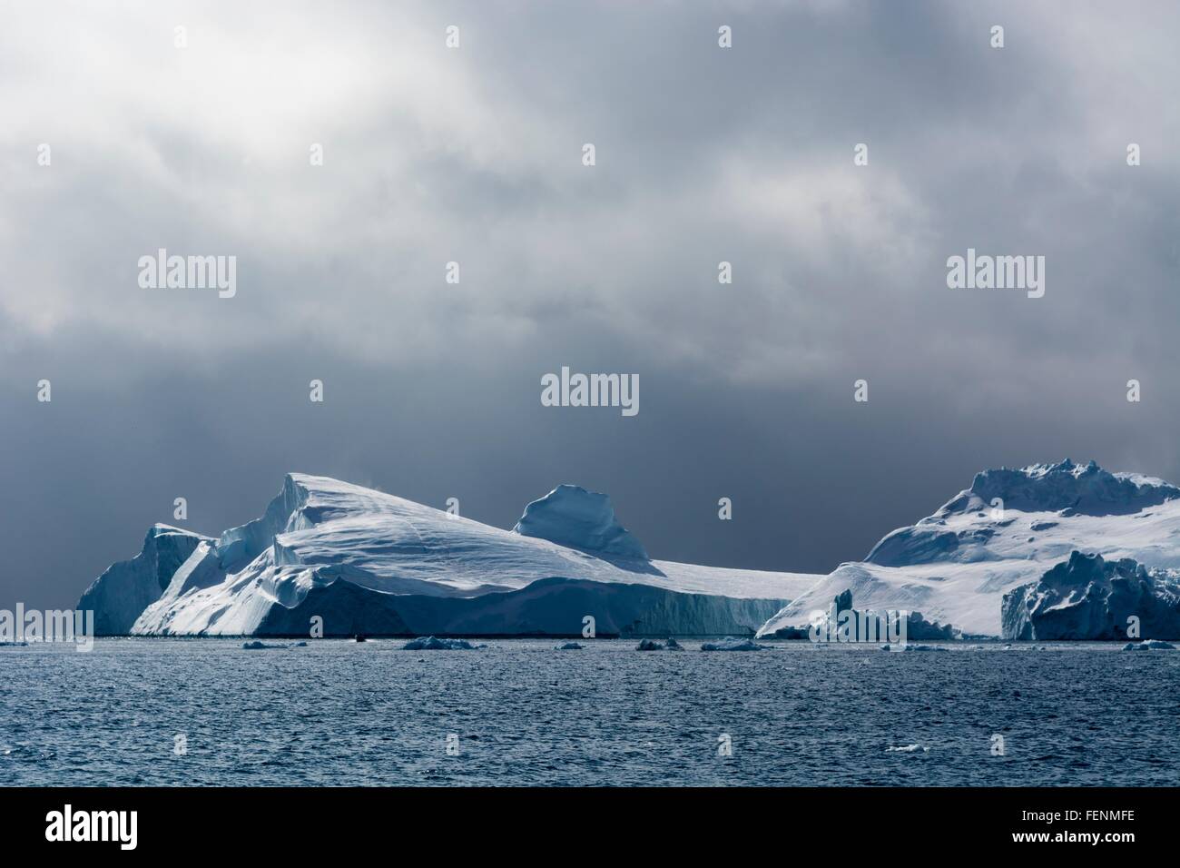 Iceberg e cielo nuvoloso, Ilulissat icebergs, baia di Disko, Groenlandia Foto Stock