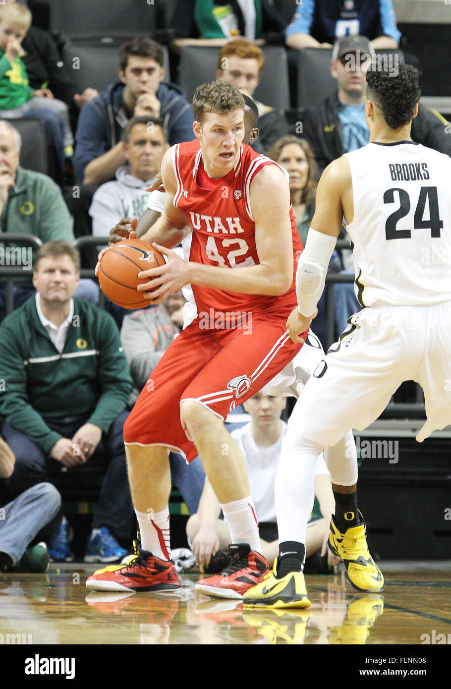 Febbraio 7, 2016: Utah Utes avanti Jakob Poeltl (42) acquisisce un rimbalzo difensivo durante il NCAA pallacanestro tra la Oregon Ducks e lo Utah Utes a Matt Knight Arena, Eugene, o Foto Stock