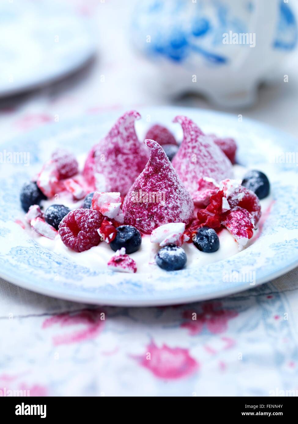 Lampone meringa dessert con mirtilli Foto Stock