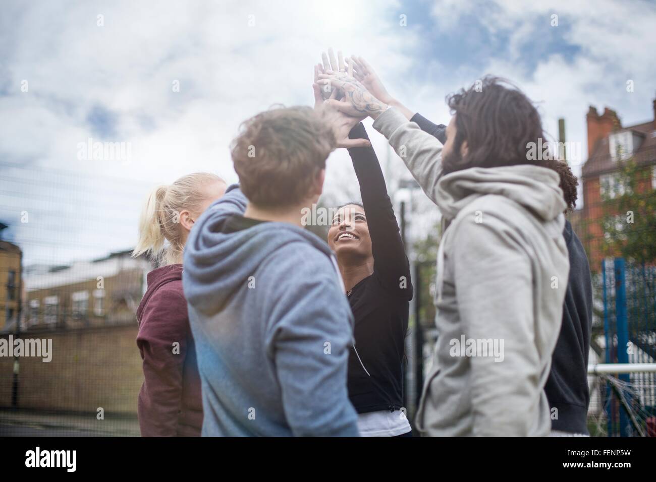 Gruppo di adulti, toccando le mani, all'aperto Foto Stock