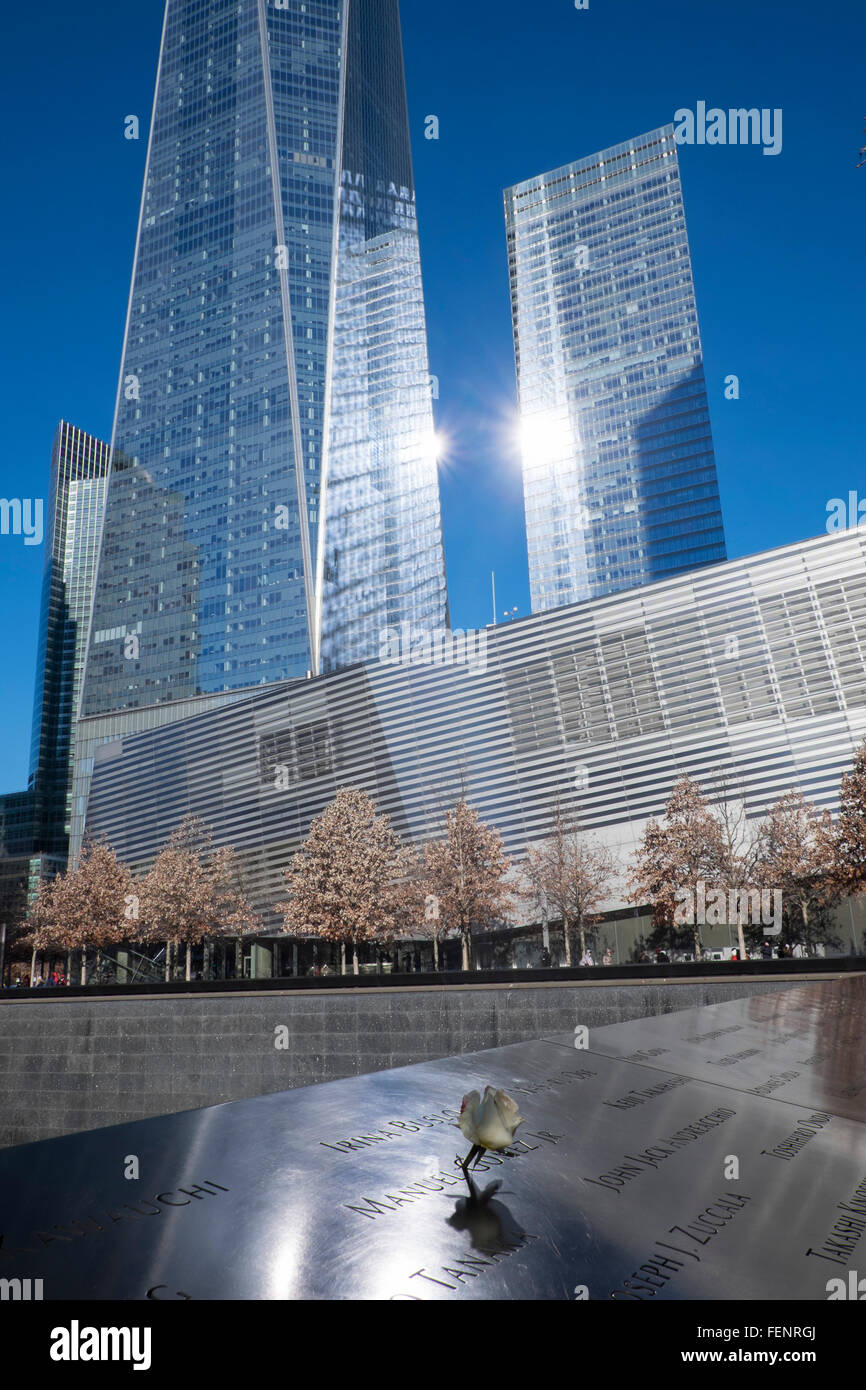 Freedom Tower, 9/11 Memorial presso il sito del centro del commercio mondiale, Ground Zero, la parte inferiore di Manhattan, New York City, Stati Uniti d'America Foto Stock