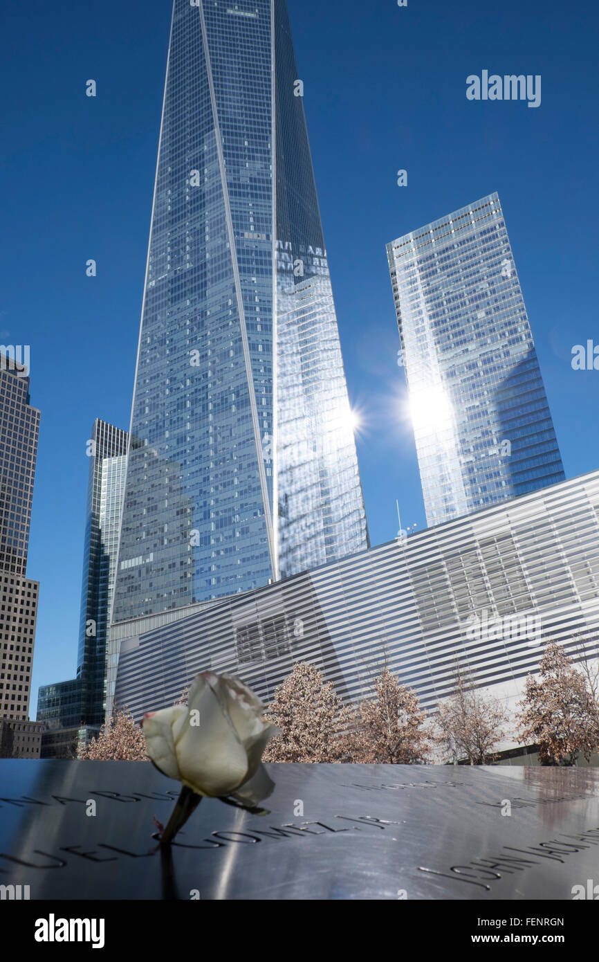 Freedom Tower, 9/11 Memorial presso il sito del centro del commercio mondiale, Ground Zero, la parte inferiore di Manhattan, New York City, Stati Uniti d'America Foto Stock