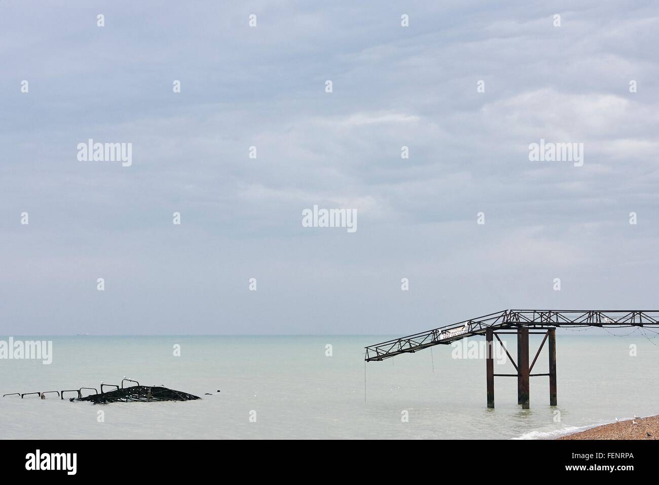 Seascape con i resti del vecchio molo di Brighton, Brighton, Inghilterra Foto Stock