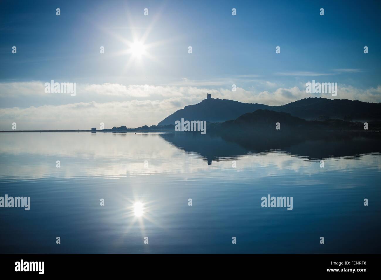 Soleggiato seascape e riflessione, Villasimius, Sardegna, Italia Foto Stock