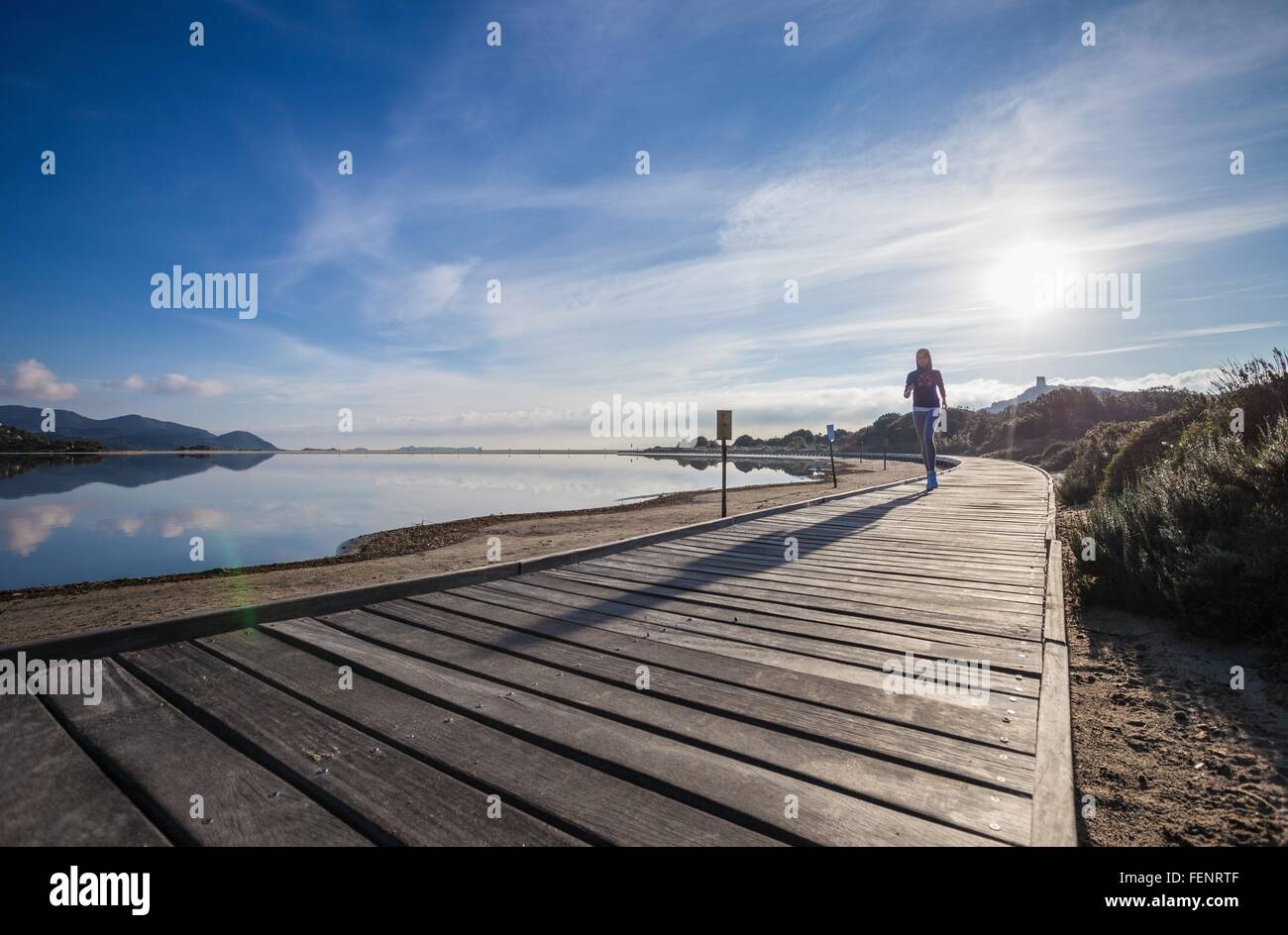 Runner di sesso femminile che corre lungo la spiaggia lungomare, a  Villasimius, Sardegna, Italia Foto stock - Alamy