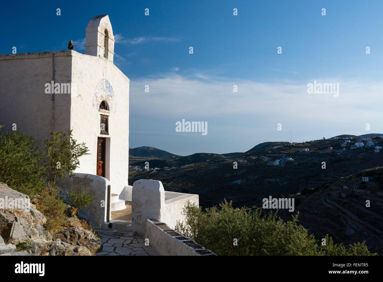 La cappella dipinta di bianco a Ano Syros, ERMOUPOLI, SIROS, CICLADI, Mar Egeo, Grecia Foto Stock