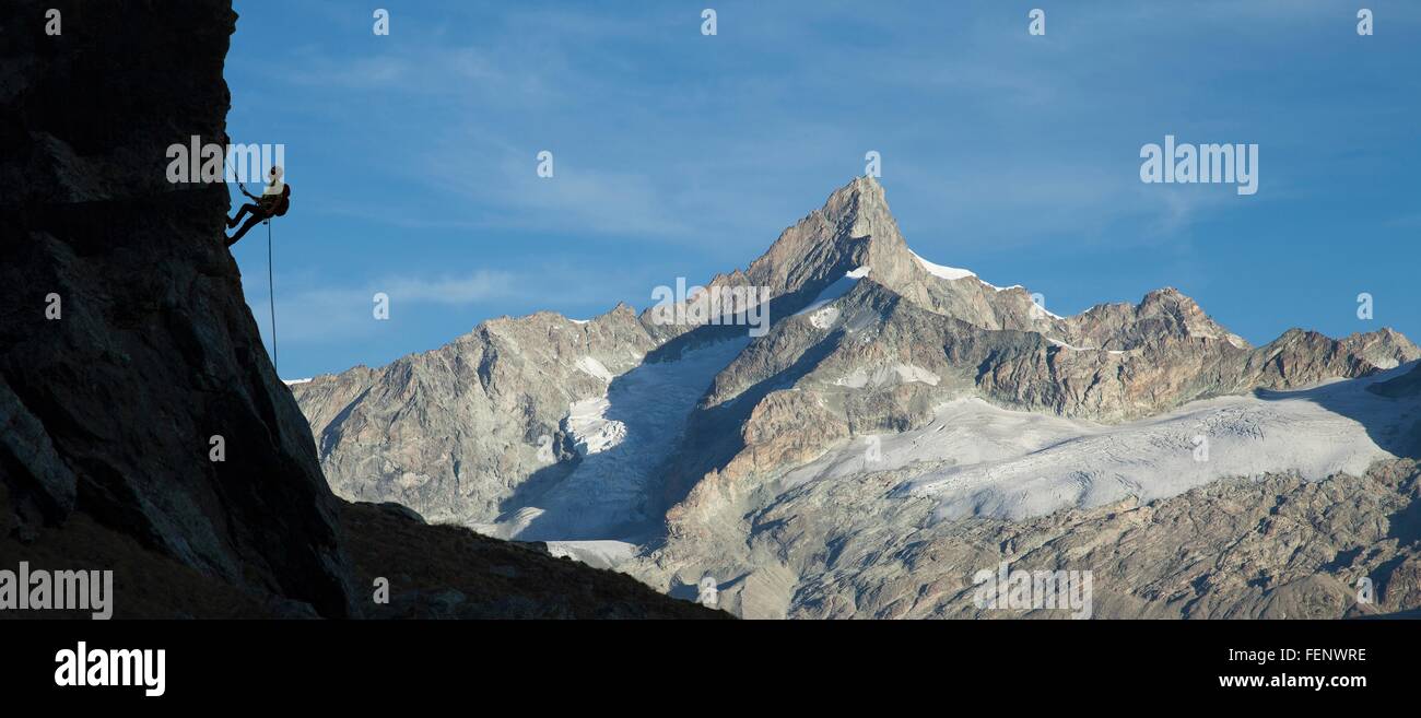 Scalatore sulla parete rocciosa, Mont Blanc, Francia Foto Stock