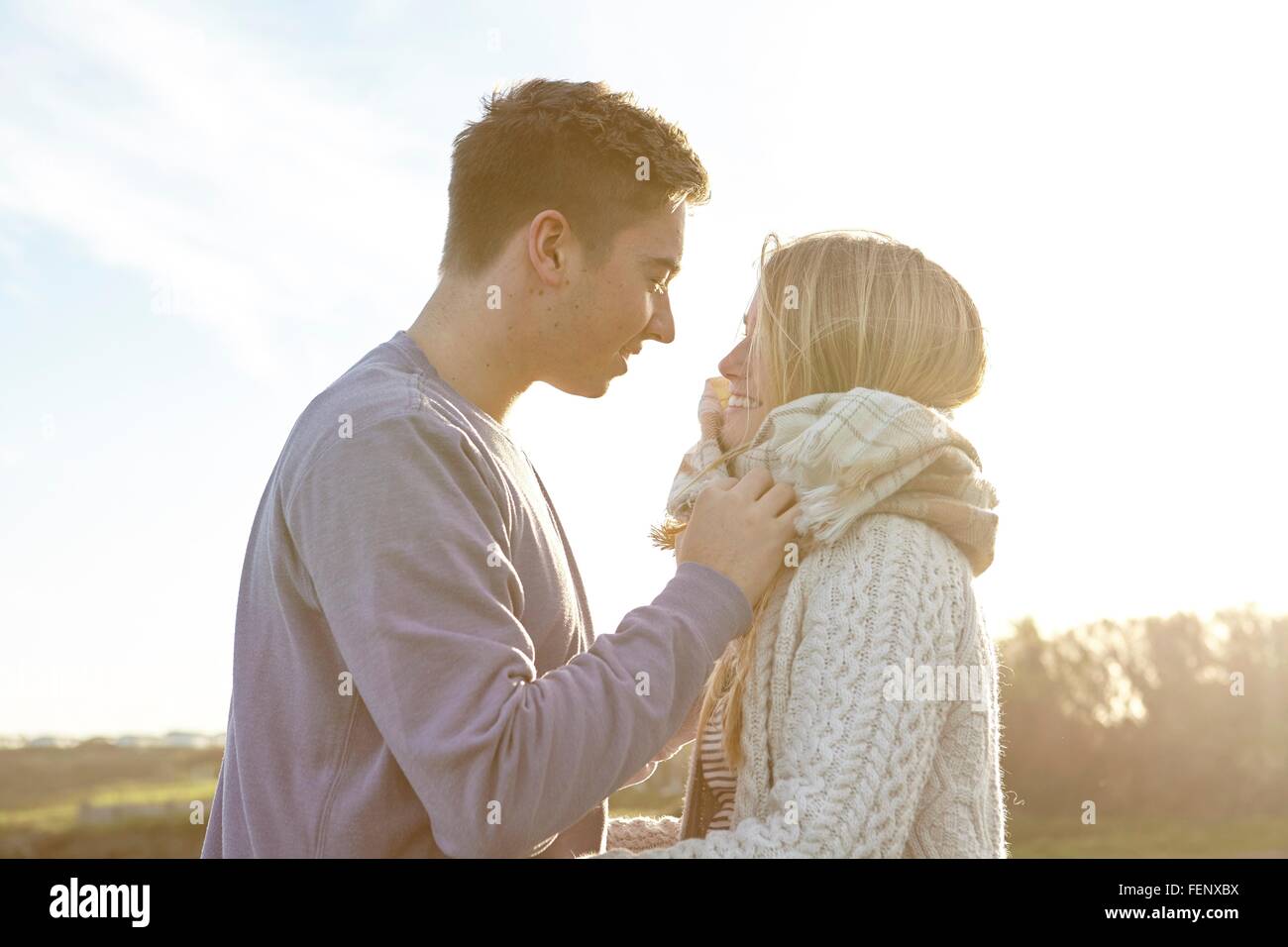 Romantico coppia giovane sulla data in spiaggia Foto Stock