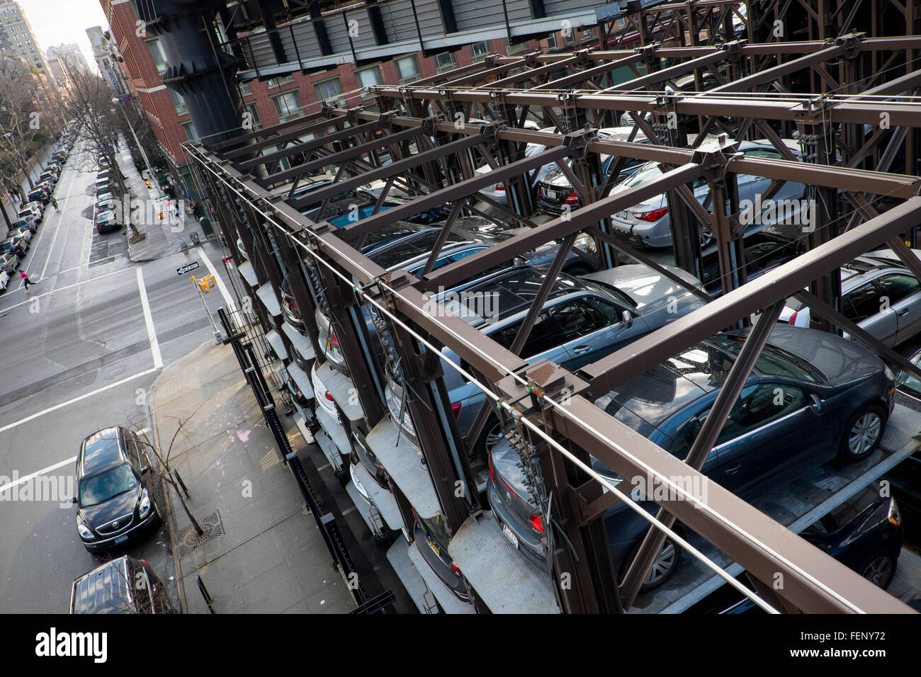 Un elevato car parking facility a Manhattan NYC Foto Stock