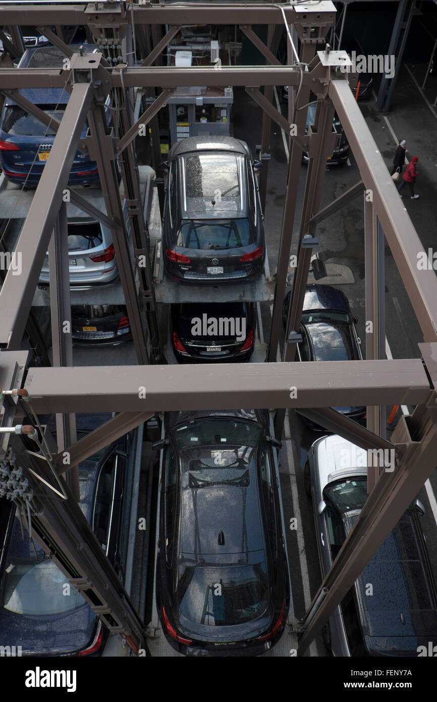 Un elevato car parking facility a Manhattan NYC Foto Stock