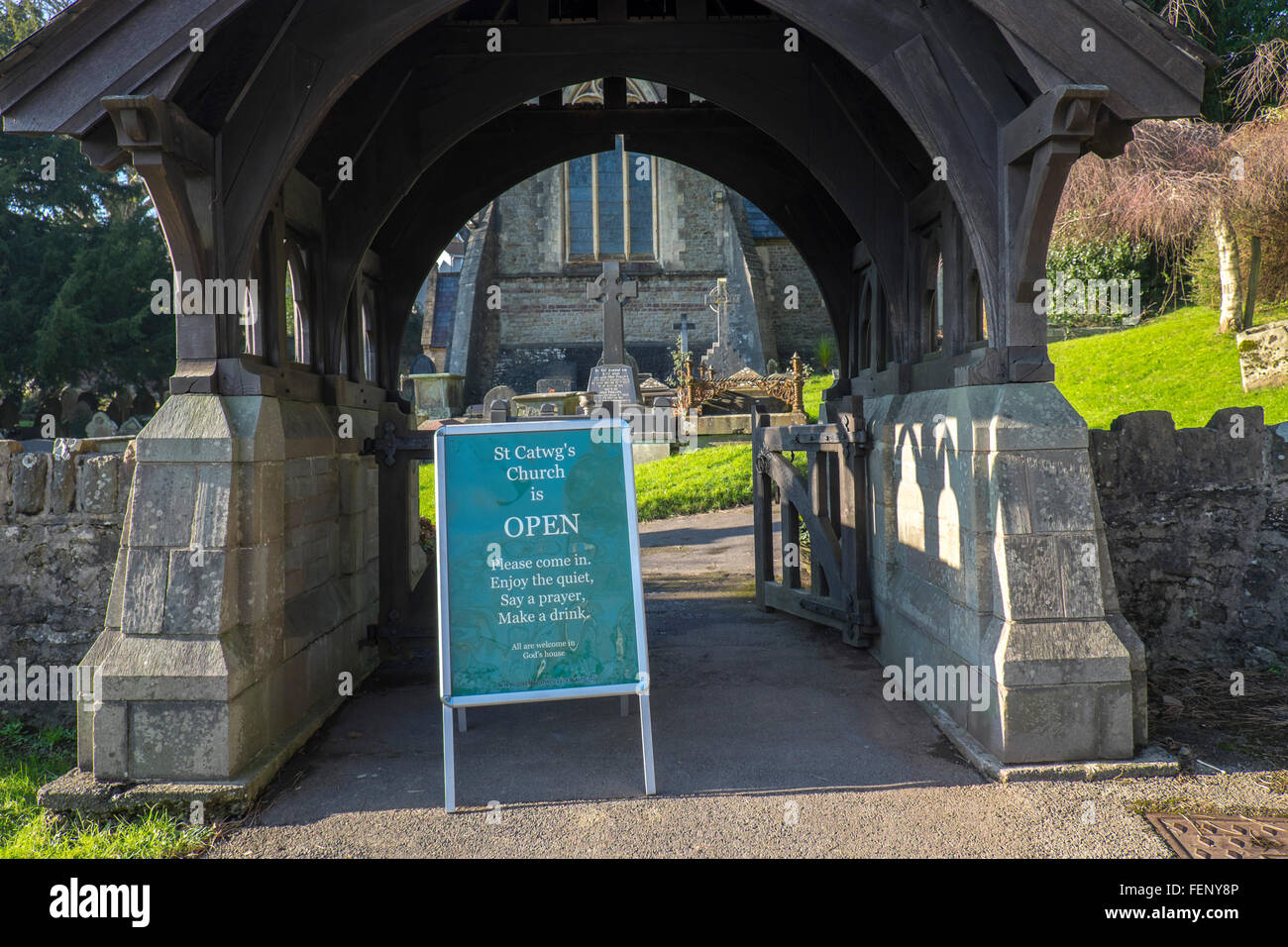 Segno che invita la gente a entrare Catwg St è la Chiesa, Pentyrch, nord, Cardiff South Glamorgan, Wales, Regno Unito Foto Stock