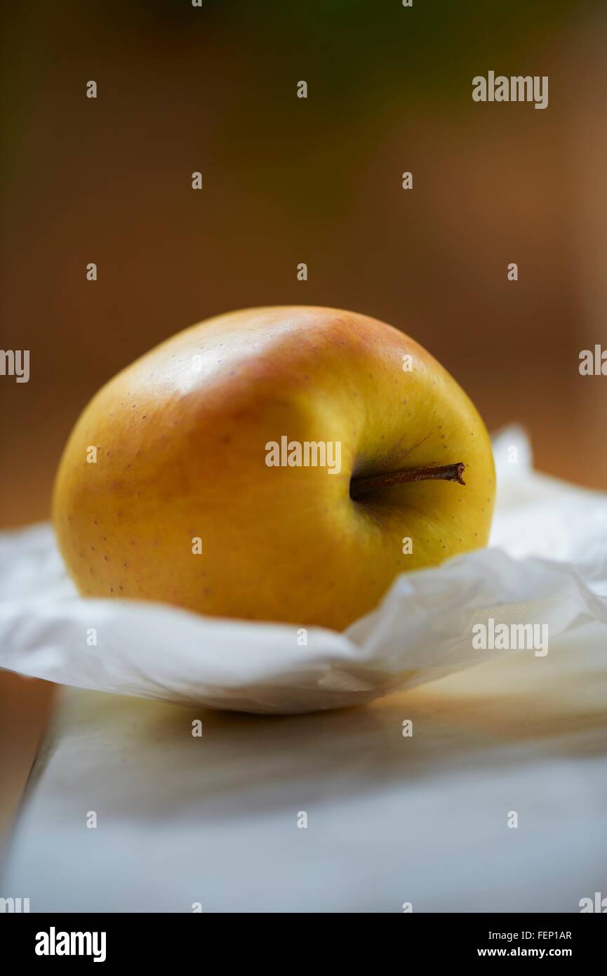 Il giallo di Apple sulla carta oleata Foto Stock