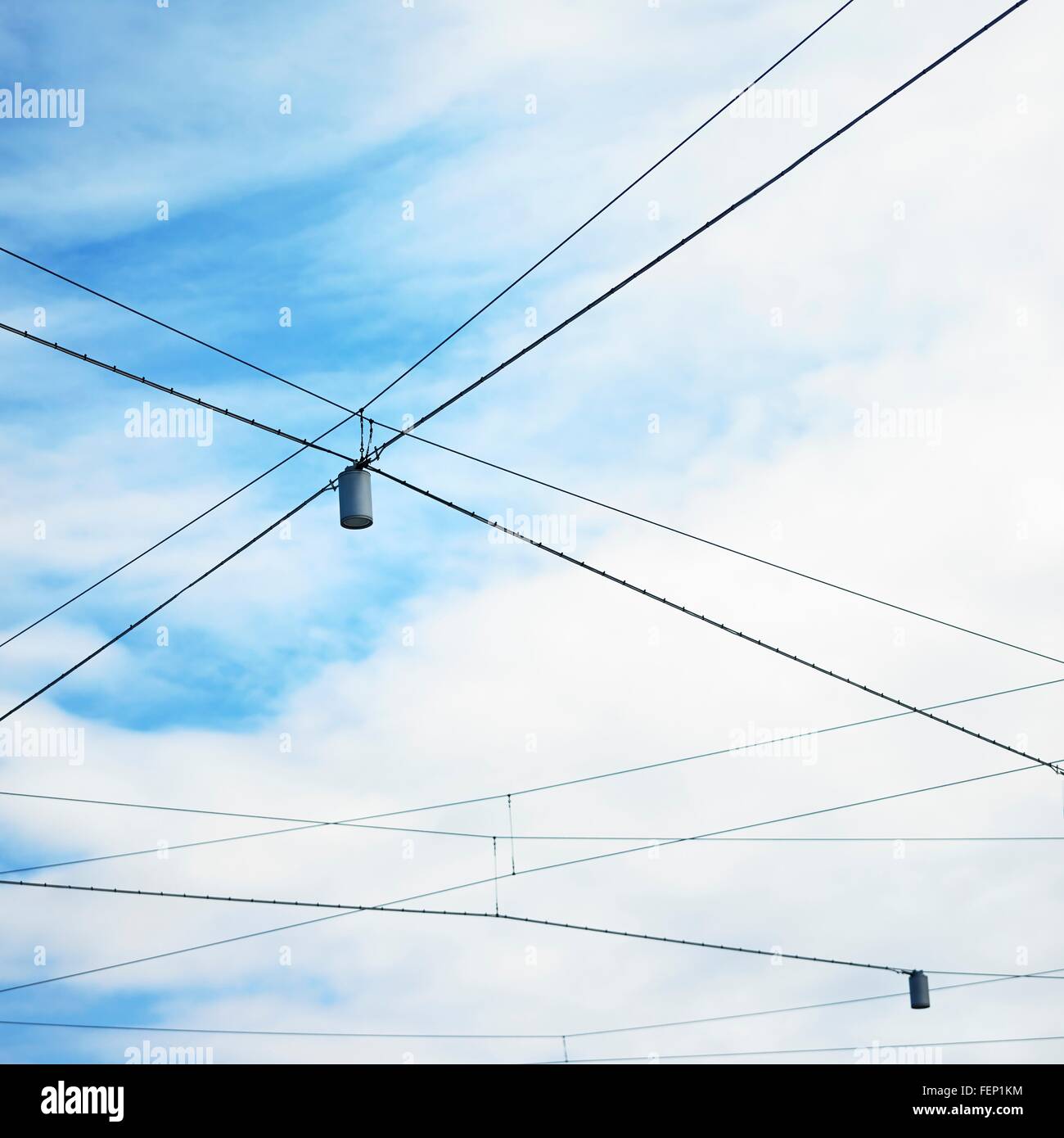 Basso angolo vista del cielo blu e luci di strada con criss fili incrociati Foto Stock