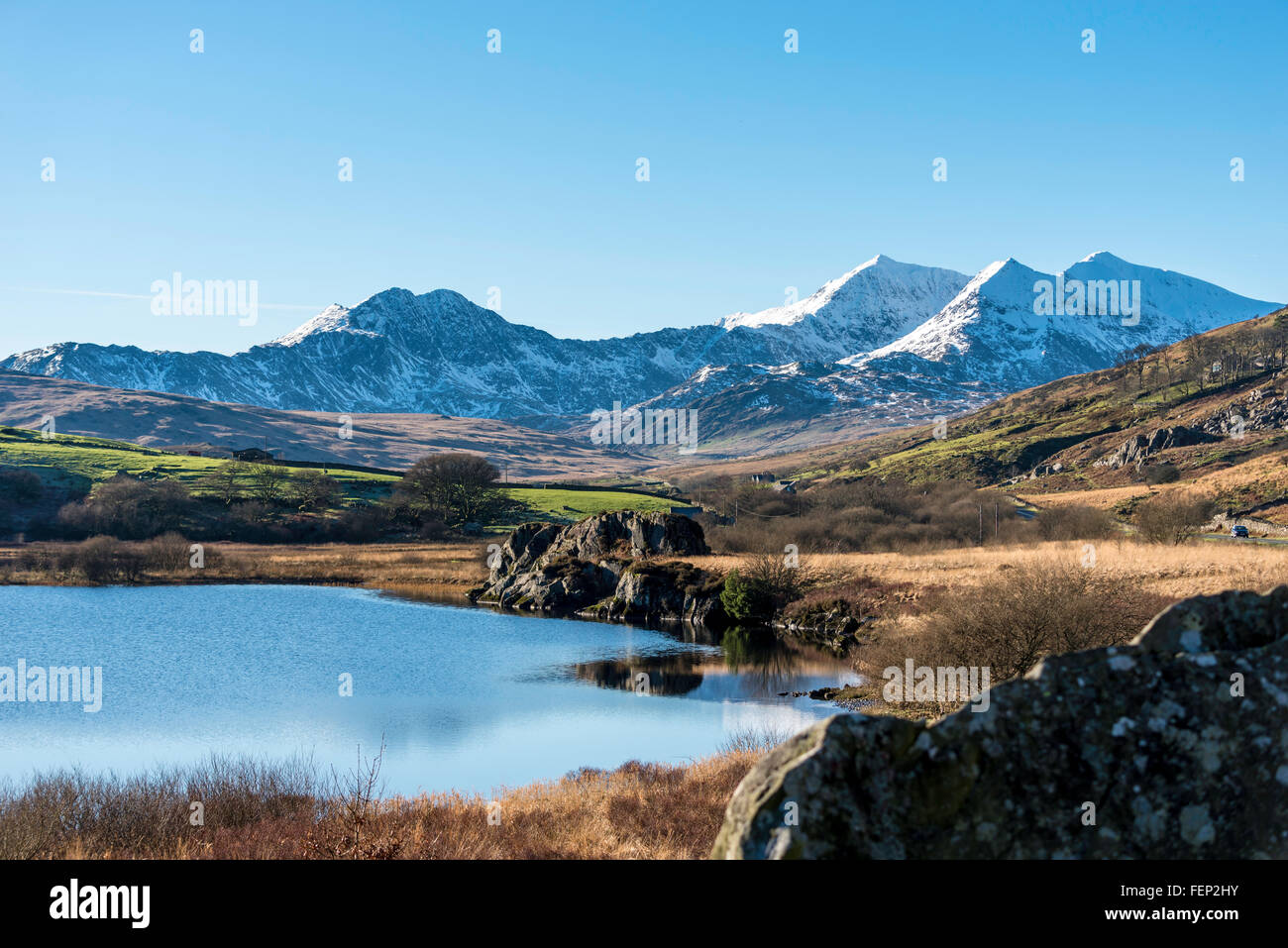 Snowdon horseshoe. Snowdonia North Wales UK montagne , paesaggio.la neve. Llynnau Mymbur. lago. Foto Stock