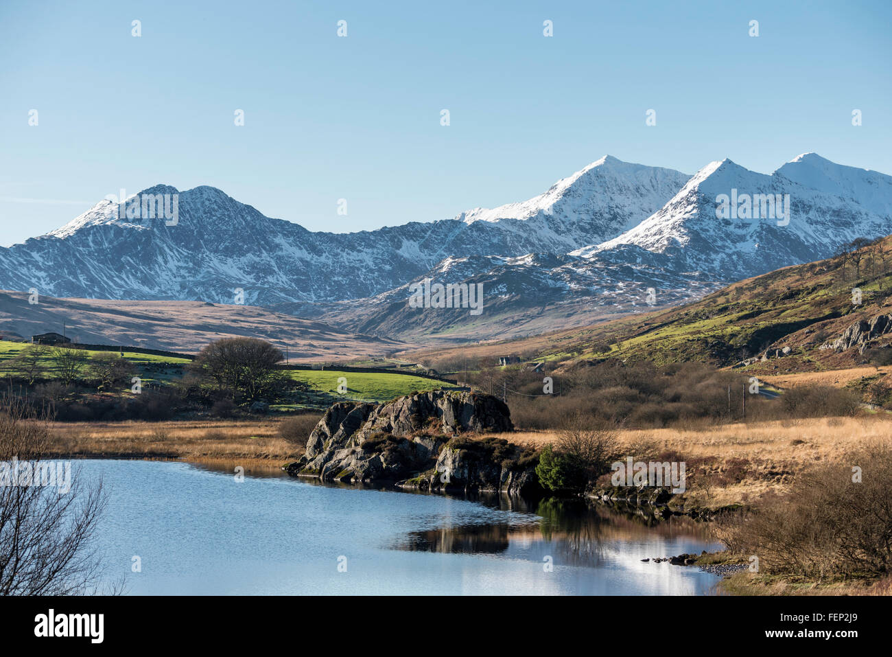 Snowdon horseshoe. Snowdonia North Wales UK montagne , paesaggio.la neve. Llynnau Mymbur. lago. Foto Stock