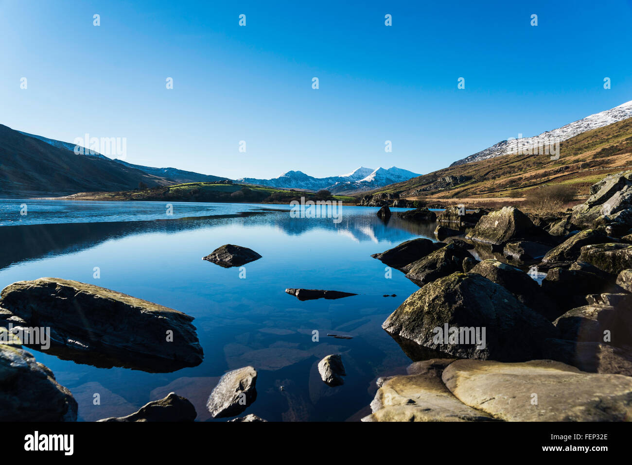 Snowdon horseshoe. Snowdonia North Wales UK montagne , paesaggio.la neve. Llynnau Mymbur. lago. Foto Stock