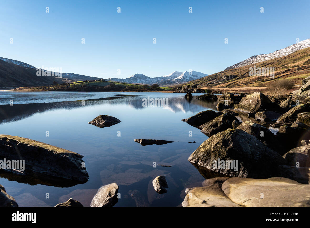 Snowdon horseshoe. Snowdonia North Wales UK montagne , paesaggio.la neve. Llynnau Mymbur. lago. Foto Stock