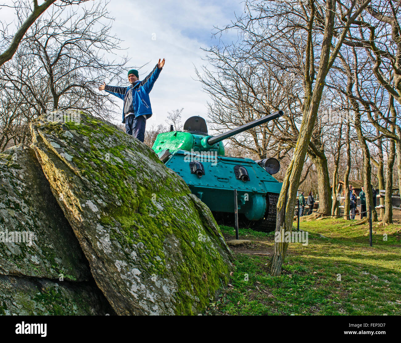 Uomo simbolo della pace, felicità, la libertà e la gioia e un esercito serbatoio. Foto Stock