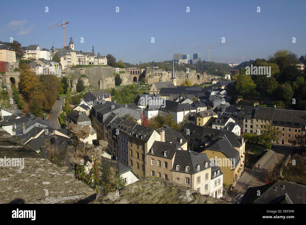 Lussemburgo, vista dalla Corniche della città superiore al trimestre Grund e Bock autunno Foto Stock