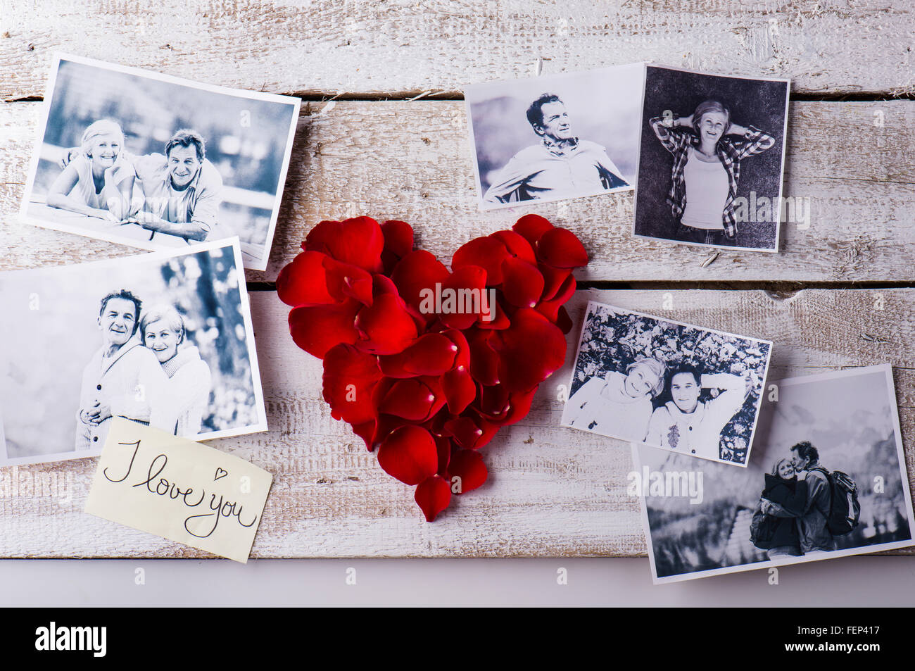 Foto di una coppia in amore. Red Rose cuore di petalo. Foto Stock