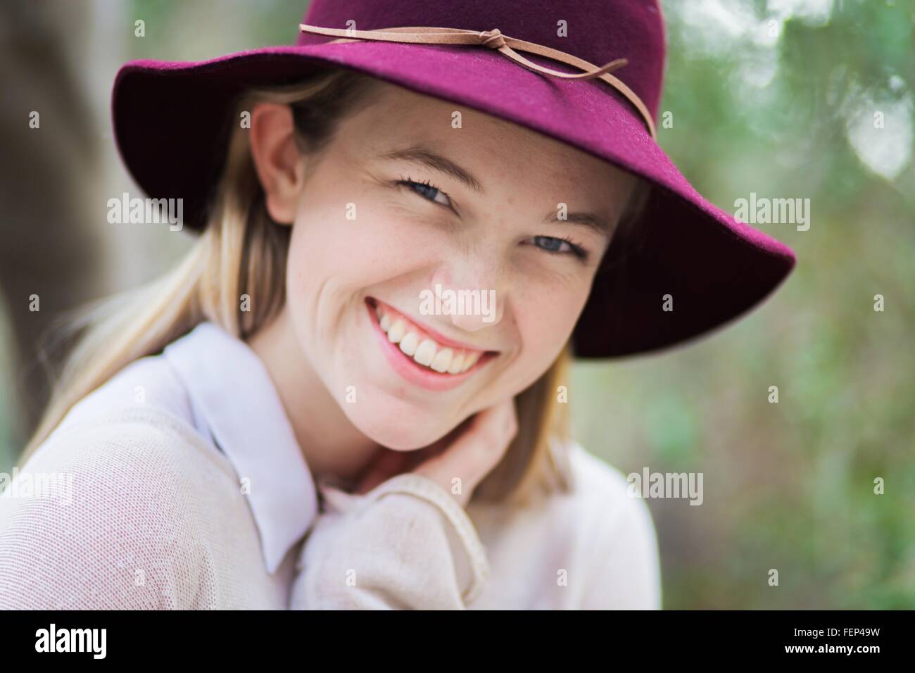 Ritratto di giovane donna sorridente, all'aperto Foto Stock