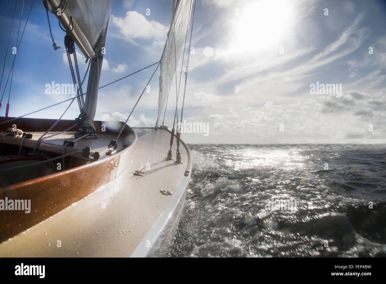 Yacht su ocean in presenza di luce solare Foto Stock