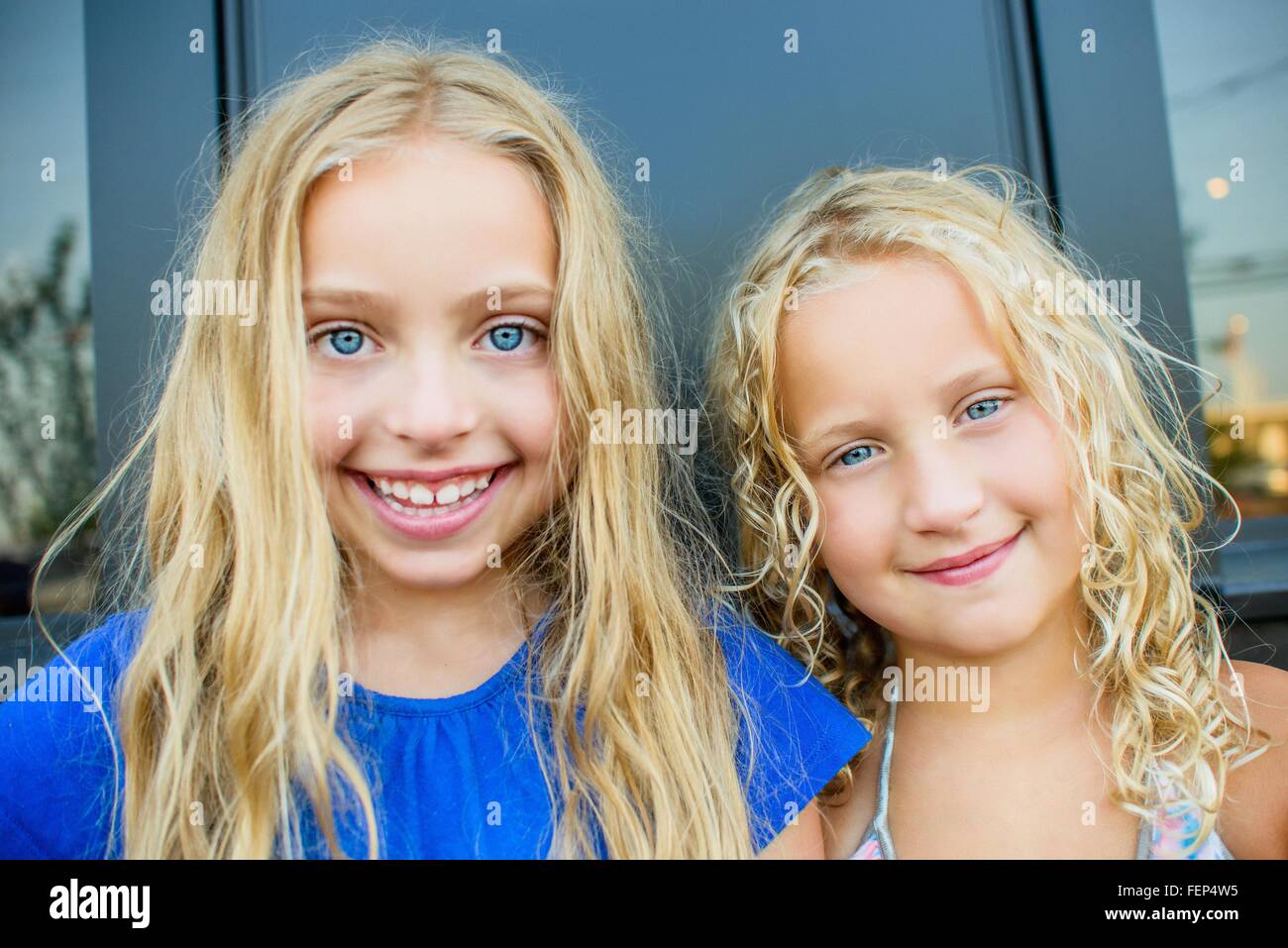 Ritratto di capelli biondi e dagli occhi blu sorelle al cafè sul marciapiede Foto Stock
