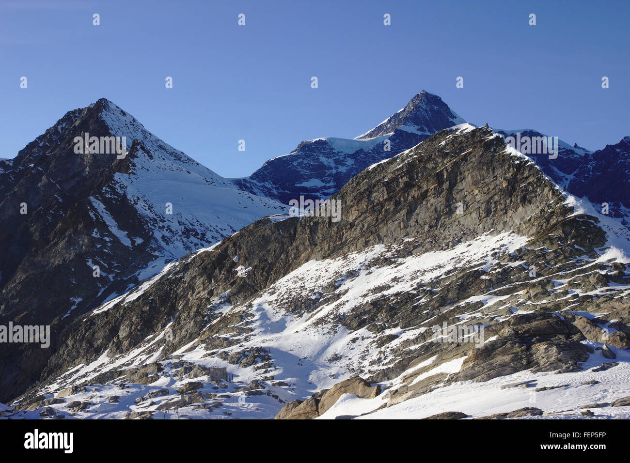 Vista dal Monte Moro Pass verso Monte Moro e Strahlhorn. Inverno senza neve, Svizzera/Italia Foto Stock