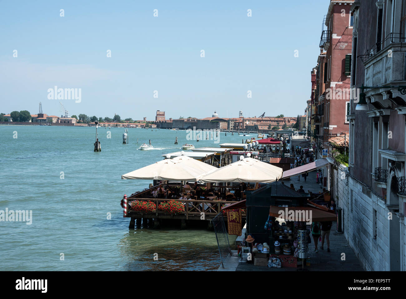 Una linea di ristoranti a piattaforma lungo il lungomare di Fondamente nove a Venezia. Foto Stock