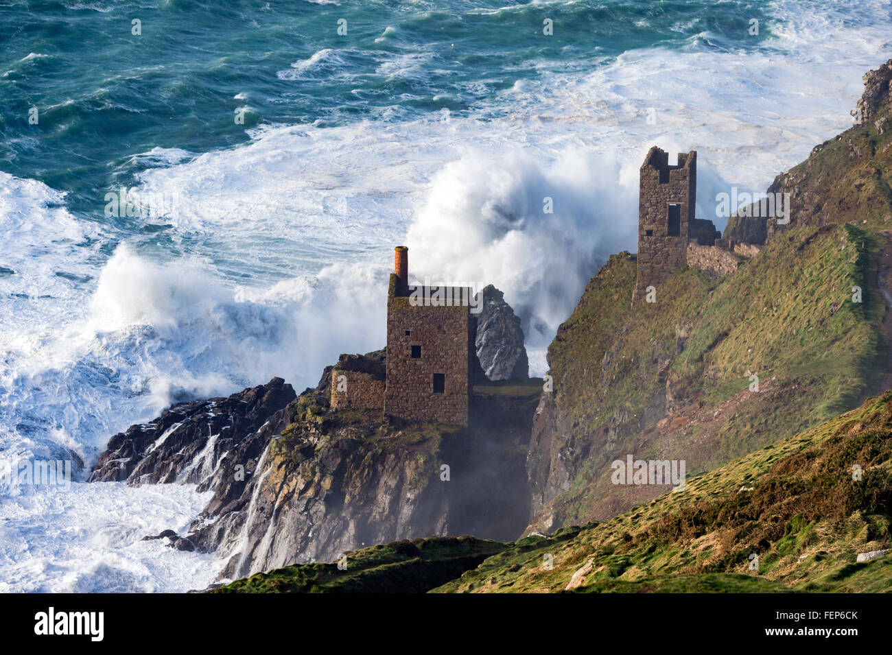 Tempesta Imogen smashes nel North Cornwall costa a Botallack Foto Stock