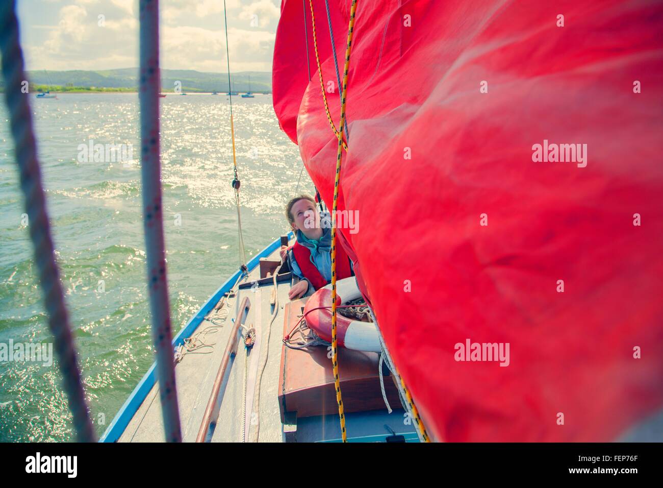 Metà donna adulta in barca a vela Foto Stock