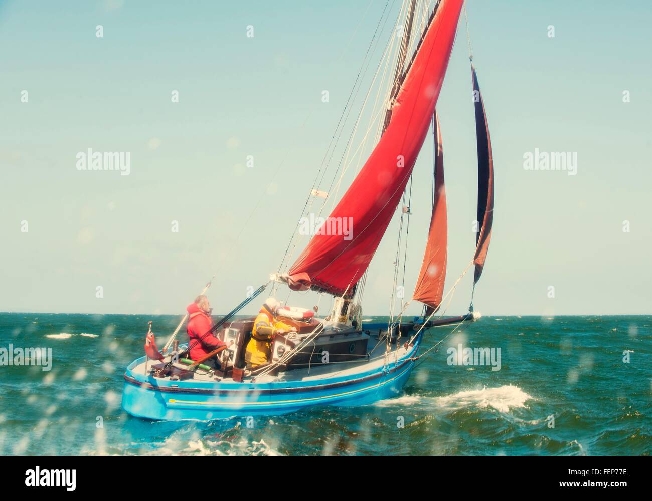 Due uomini in barca a vela Foto Stock