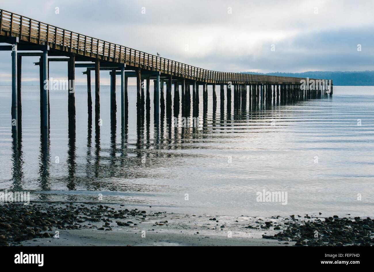 Stilted molo in legno a Bainbridge Island, nello Stato di Washington, USA Foto Stock