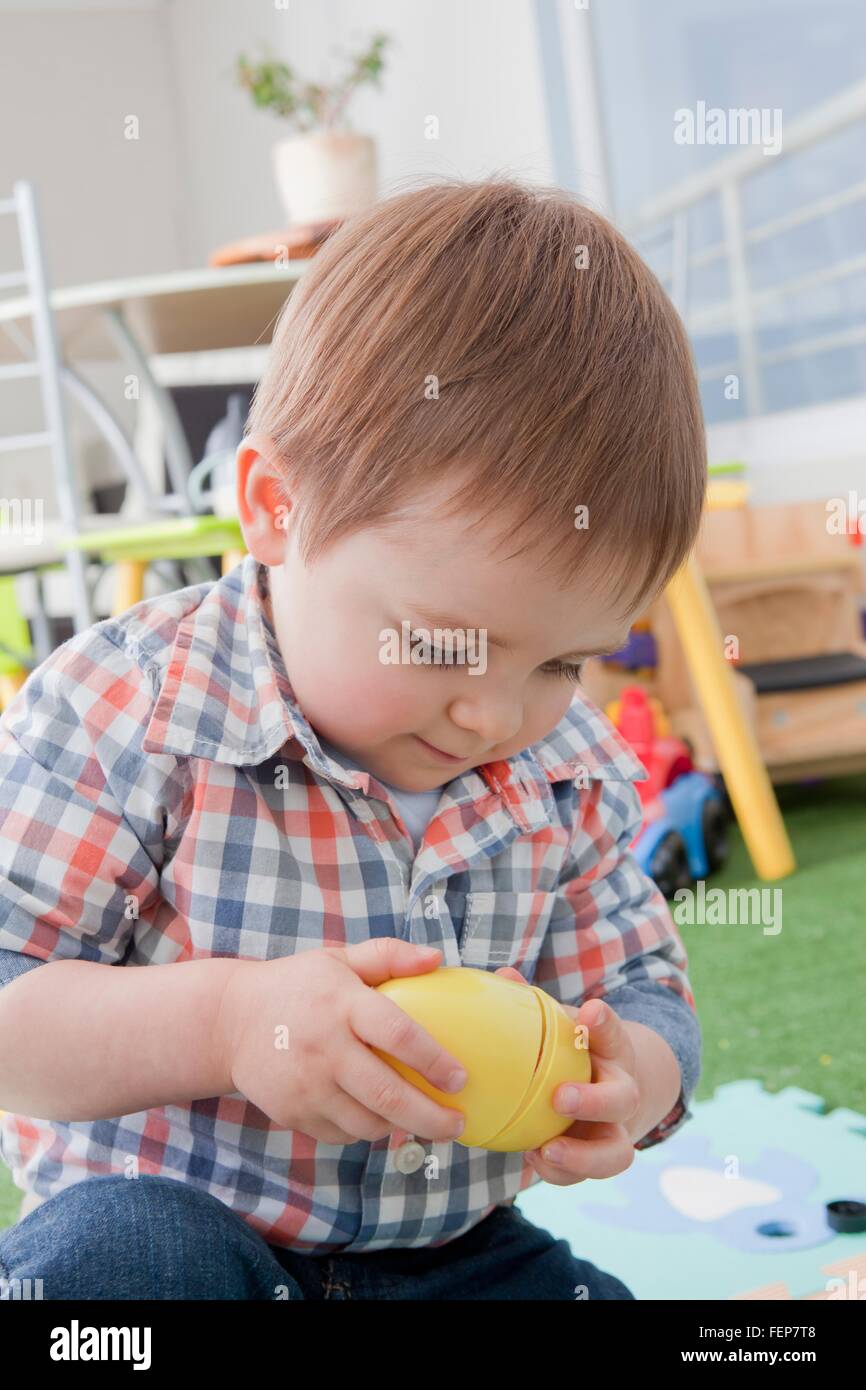 Baby boy giocando con i giocattoli a casa Foto Stock