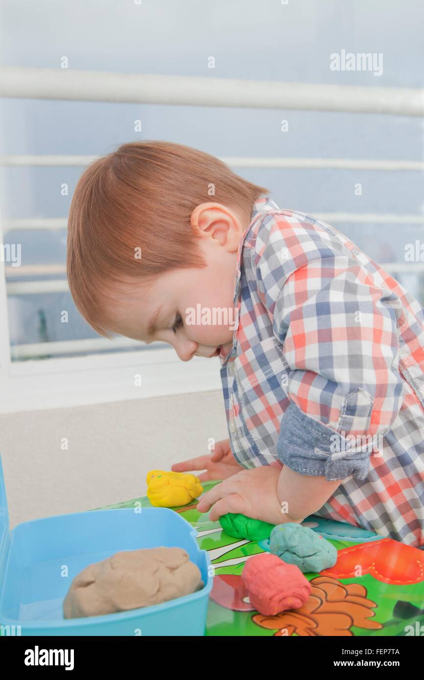 Baby boy giocando con i giocattoli a casa Foto Stock