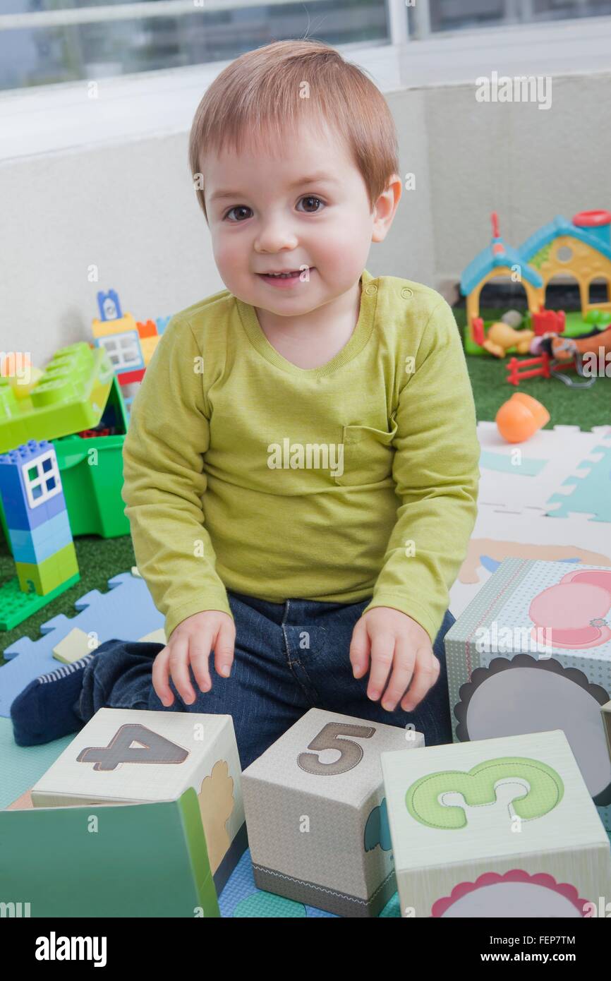 Baby boy impilamento blocchi giocando a casa Foto Stock
