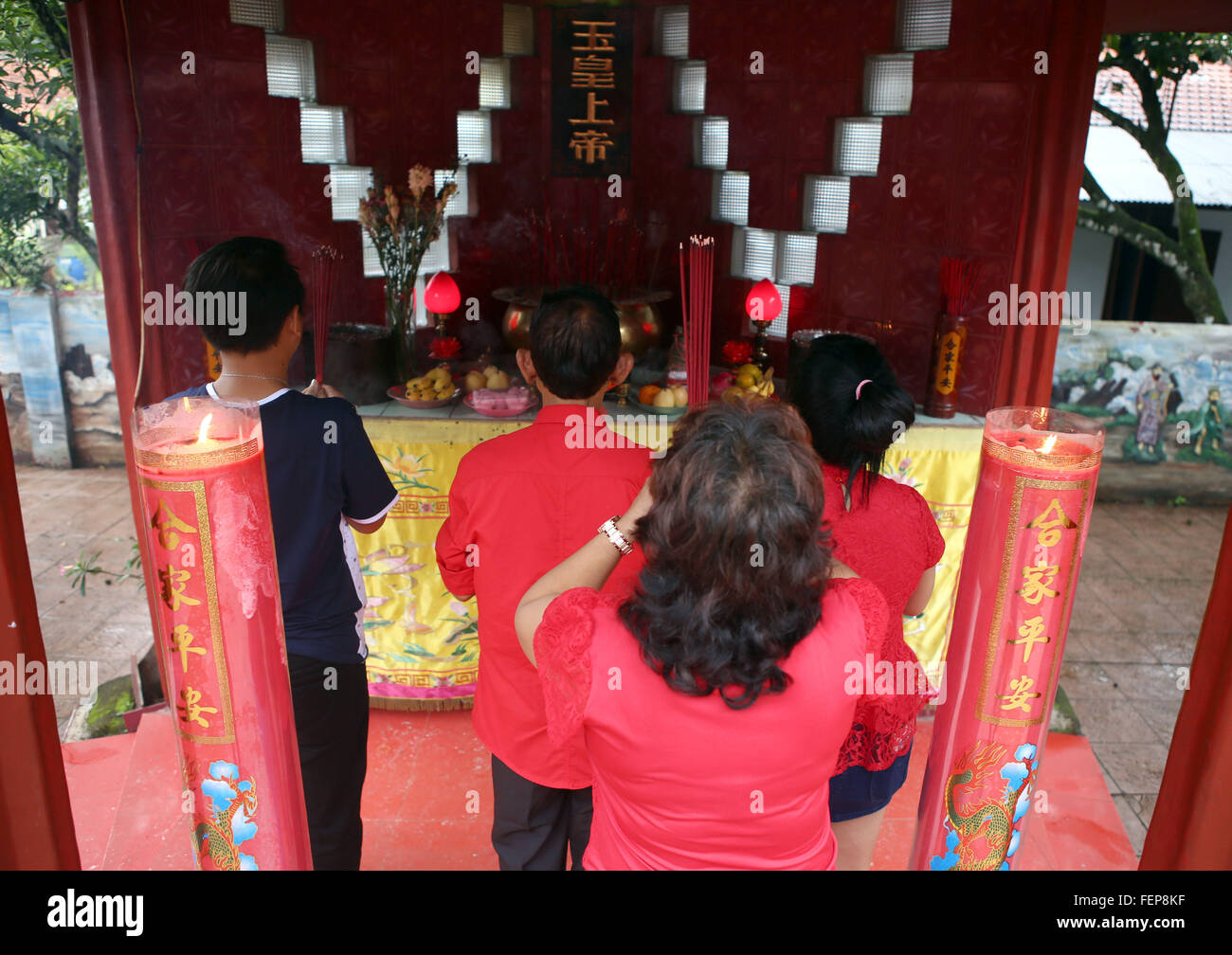 Bogor, Indonesia. Il giorno 08 Febbraio, 2016. I confuciani andato Vihara Buddha Dharma & 8 Pho Sat sono situati in zone Parung, Bogor, West Java, è venuto a pregare nella celebrazione del nuovo anno cinese 2016. © Natanael Pohan/Pacific Press/Alamy Live News Foto Stock