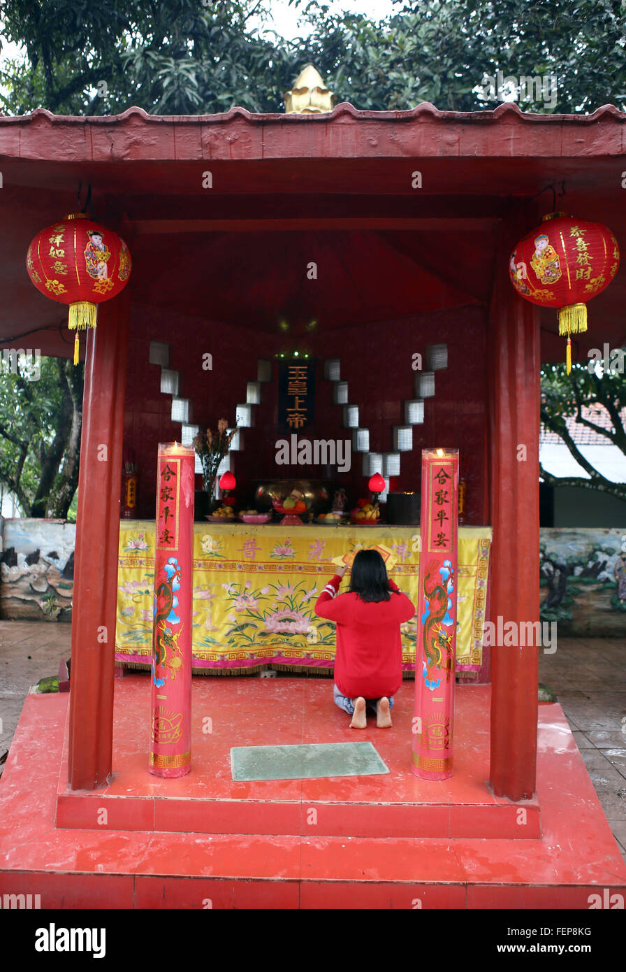 Bogor, Indonesia. Il giorno 08 Febbraio, 2016. I confuciani andato Vihara Buddha Dharma & 8 Pho Sat sono situati in zone Parung, Bogor, West Java, è venuto a pregare nella celebrazione del nuovo anno cinese 2016. © Natanael Pohan/Pacific Press/Alamy Live News Foto Stock