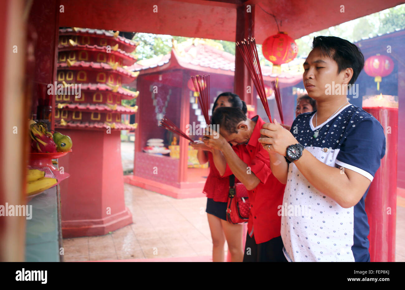 Bogor, Indonesia. Il giorno 08 Febbraio, 2016. I confuciani andato Vihara Buddha Dharma & 8 Pho Sat sono situati in zone Parung, Bogor, West Java, è venuto a pregare nella celebrazione del nuovo anno cinese 2016. © Natanael Pohan/Pacific Press/Alamy Live News Foto Stock