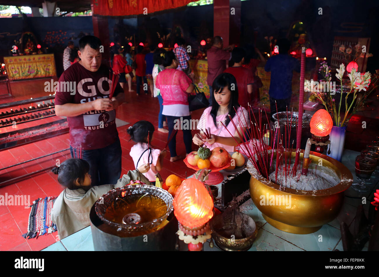 Bogor, Indonesia. Il giorno 08 Febbraio, 2016. I confuciani andato Vihara Buddha Dharma & 8 Pho Sat sono situati in zone Parung, Bogor, West Java, è venuto a pregare nella celebrazione del nuovo anno cinese 2016. © Natanael Pohan/Pacific Press/Alamy Live News Foto Stock