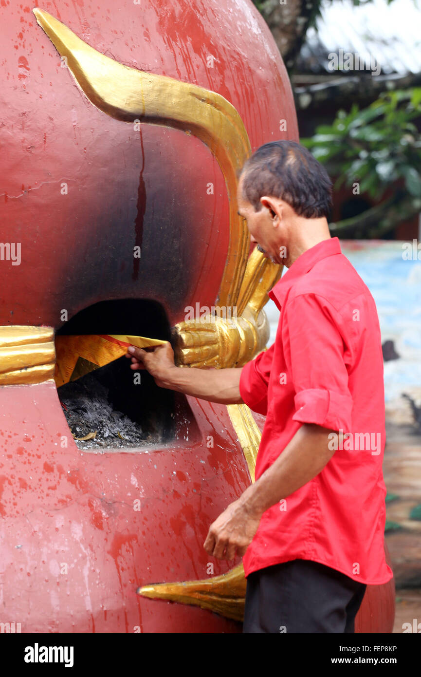 Bogor, Indonesia. Il giorno 08 Febbraio, 2016. I confuciani andato Vihara Buddha Dharma & 8 Pho Sat sono situati in zone Parung, Bogor, West Java, è venuto a pregare nella celebrazione del nuovo anno cinese 2016. © Natanael Pohan/Pacific Press/Alamy Live News Foto Stock