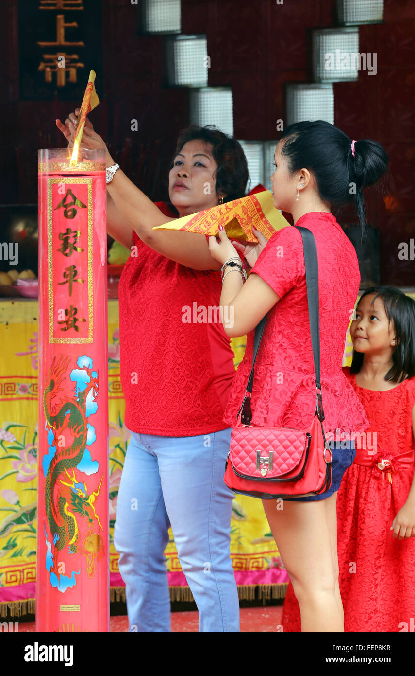 Bogor, Indonesia. Il giorno 08 Febbraio, 2016. I confuciani andato Vihara Buddha Dharma & 8 Pho Sat sono situati in zone Parung, Bogor, West Java, è venuto a pregare nella celebrazione del nuovo anno cinese 2016. © Natanael Pohan/Pacific Press/Alamy Live News Foto Stock