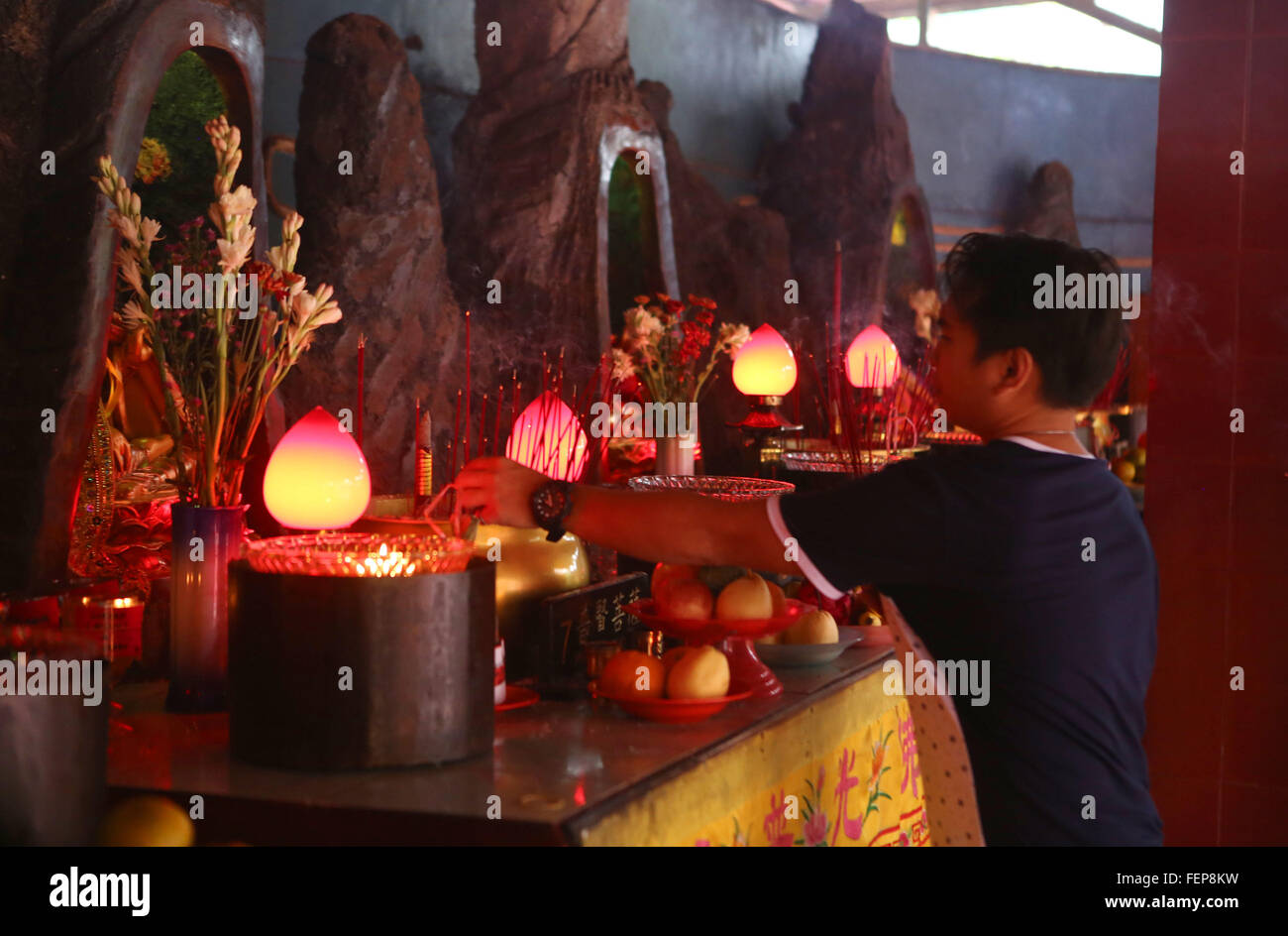 Bogor, Indonesia. Il giorno 08 Febbraio, 2016. I confuciani andato Vihara Buddha Dharma & 8 Pho Sat sono situati in zone Parung, Bogor, West Java, è venuto a pregare nella celebrazione del nuovo anno cinese 2016. © Natanael Pohan/Pacific Press/Alamy Live News Foto Stock